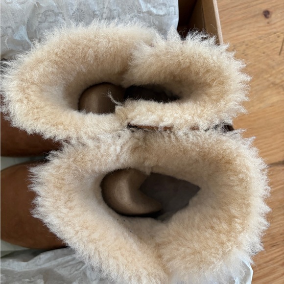 UGG Classic Cuff Mini Boots - Picture 2 of 4